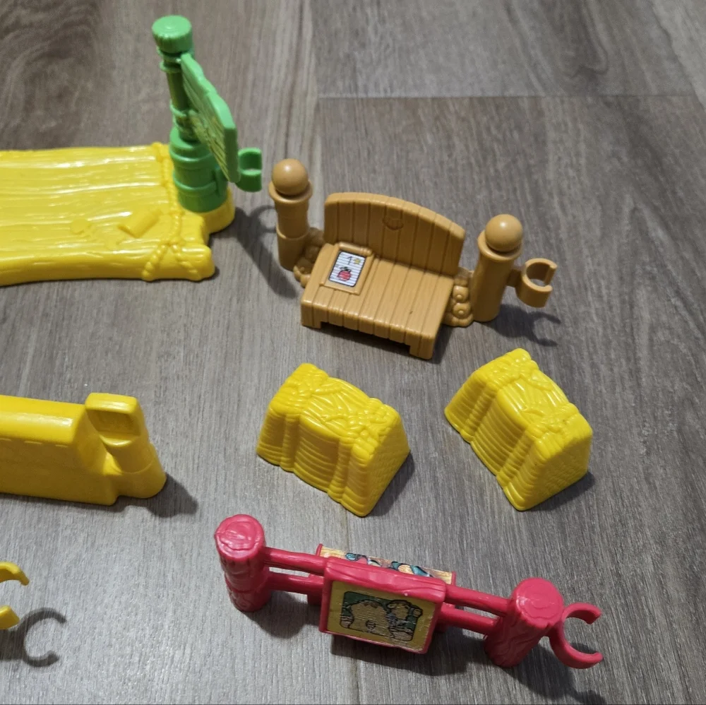 Mixed Lot of 9 fisher price little people assessories Farmer market stand